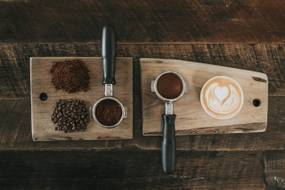Jaki kolbowy ekspres do kawy z młynkiem wybrać? Podsumowujemy oferty i wybieramy najlepsze opcje na koniec 2023 roku