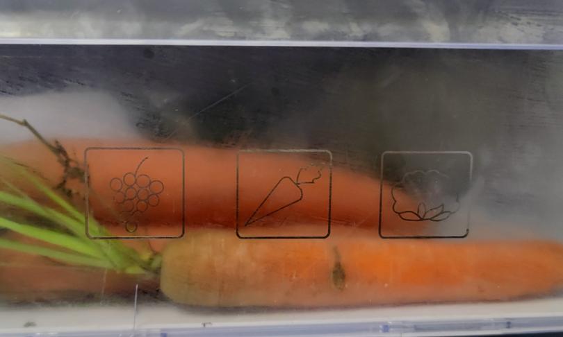 Szuflada na warzywa w lodówce, z marchewką