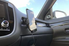 Uchwyt samochodowy Xblitz Aurum Black – recenzja. Wygodny montaż i indukcyjne ładowanie