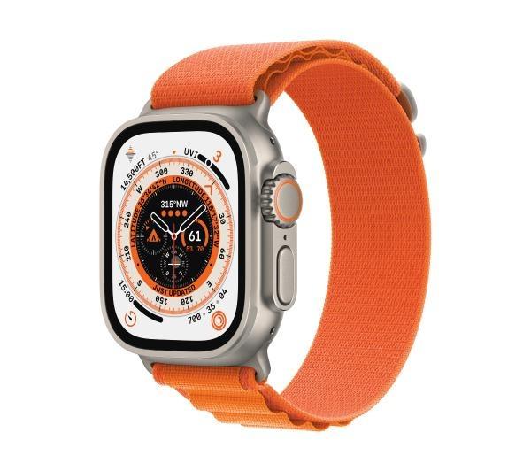 Męski smartwatch Apple Watch Ultra w kolorze srebrnym z pomarańczową opaską na białym tle.