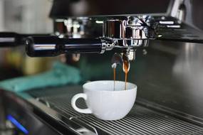 Kawa w Twojej filiżance, jakiej nie powstydziłby się prawdziwy barista? Ekspres kolbowy Ci to umożliwi