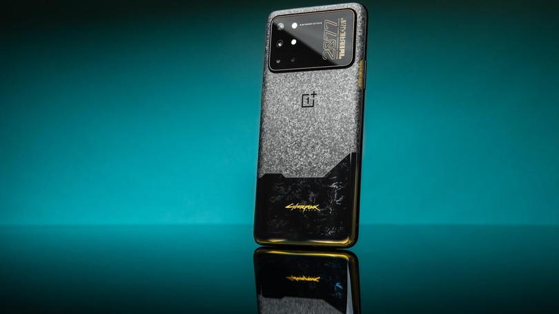 Smartfon dla gracza OnePlus 8T w edycji Cuberpunk.