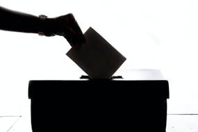 Jak przez Internet zmienić miejsce głosowania w wyborach? Gdzie i do kiedy złożyć wniosek? Jak głosować za granicą? Harmonogram ważnych dat