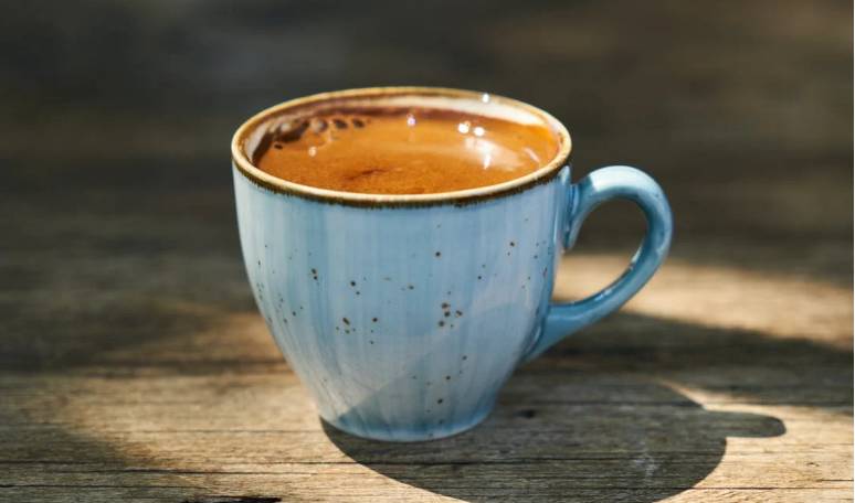 Z tym ekspresem szybko przygotujesz swoją ulubioną kawę, albo ugościsz gości. Co podać – espresso, americano albo latte?